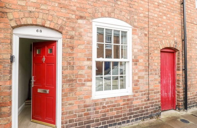 HEATH COTTAGE, pet friendly, with hot tub in Stratford-Upon-Avon