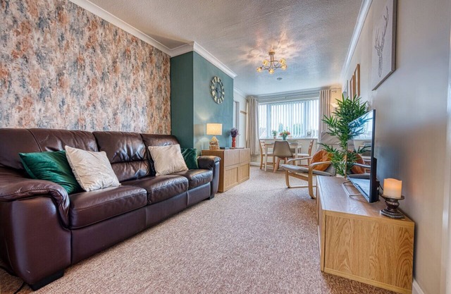 Heather Apt | 3 bedrooms | Sleeps 6 | Southam Centre |Close to HS2 Coventry, Rugby & M40 | Inspire Homes