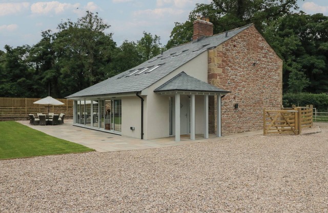 HEATHER'S COTTAGE, family friendly, luxury holiday cottage in Dalston