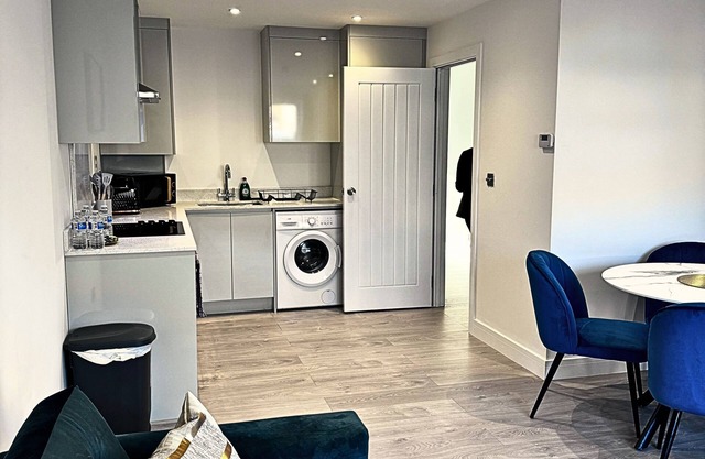 Heathrow Convenience Haven - Free Parking - Near Restaurants - EV Charging