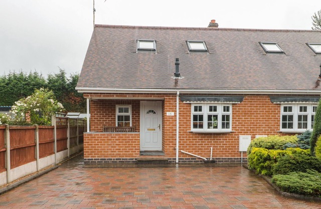 HEATHSIDE, family friendly, with a garden in Stourport-On-Severn