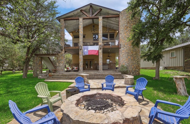 Heaven In Hells Gate! Water access, kayaks, game room!