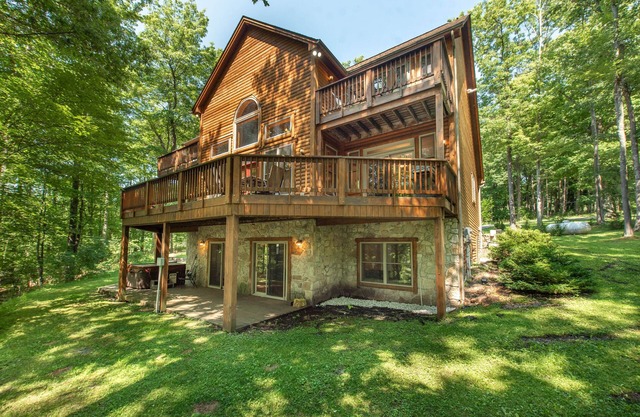 Heavenly Haven: Lake Area, Hot Tub, Fire Pit, Gas Grill!