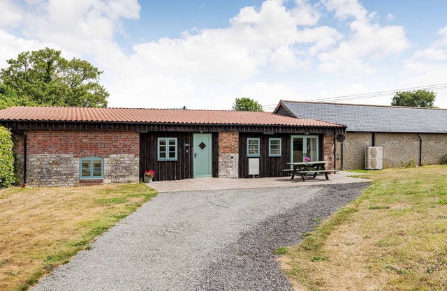 HEBE, pet friendly, character holiday cottage in Maiden Newton
