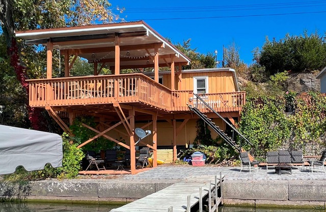Heck-Of-A-Deck Lakehouse with Sunsets, and Kayaks, too!