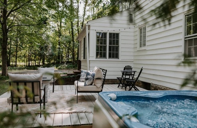 Heirloom Cottage: Getaway in the Woods w/ Hot Tub