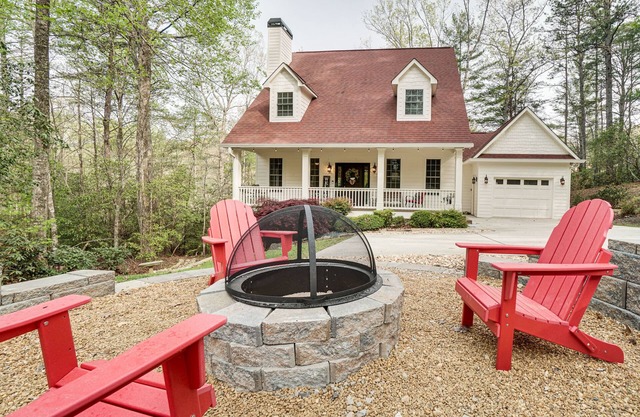 Helen Retreat w/Hot Tub, 2 Mi to Downtown!