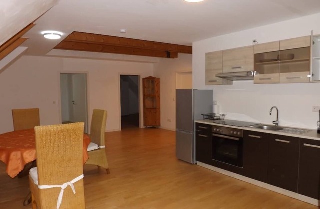 Helle Dachstudio Fewo mit moderner Einbauküche