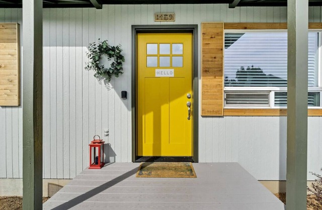 Hello Mellow Yellow - 2 King Bed, Dog Friendly, Walkable!