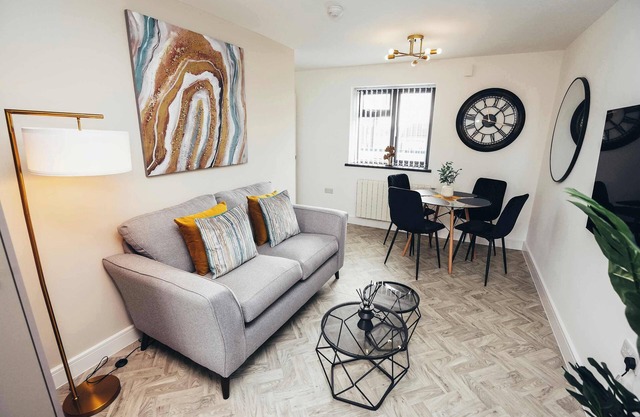 Hen & Chickens Luxury Apt Free Parking | By DerBnB