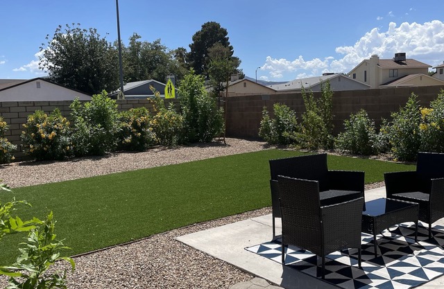 Henderson Townhome Approx. 15-20 min to the Las Vegas Strip