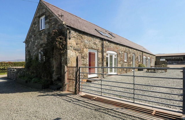 HENDRE, family friendly, character holiday cottage in Pontllyfni