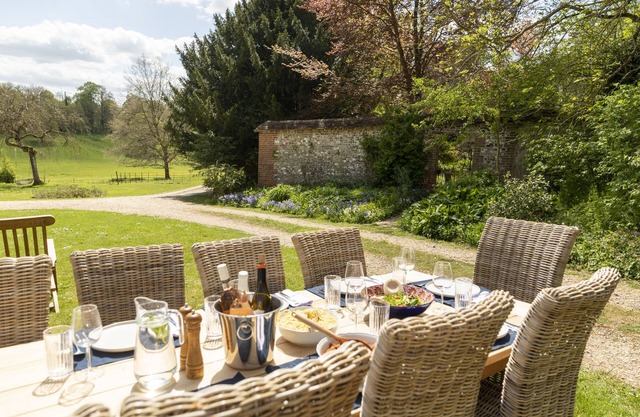 Henge Estate: 9-10 bedroom Manor House near Stonehenge; (sleeps 5 to 24 people)