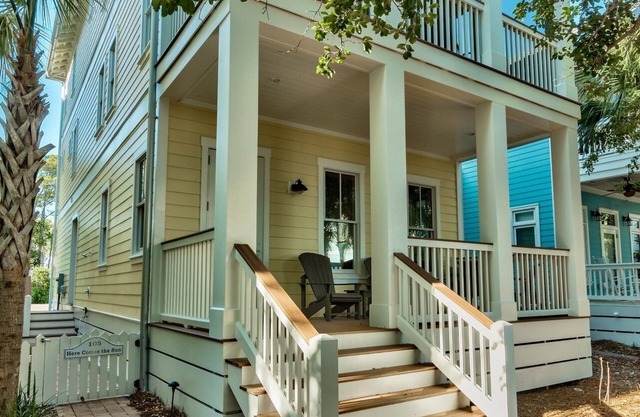 "Here Comes the Sun" House in Carillon Beach, short walk to the beach!
