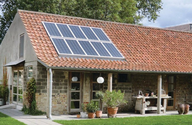 Here you live in a renovated barn in Leke on a former farm.
