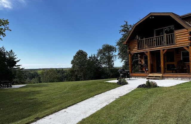 Heritage hideaway-Secluded Log Cabin