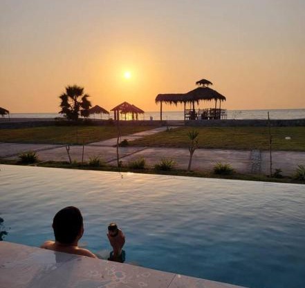 HERMOSA CASA CON PISCINA FRENTE AL MAR - PRIMERA FILA