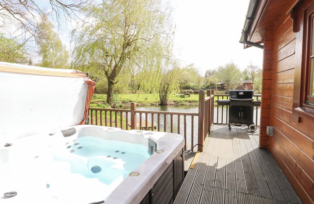 HERON LODGE, character holiday cottage, with hot tub in Badwell Ash