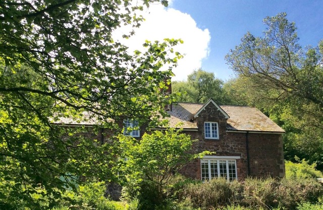 HEYDEN COTTAGE, pet friendly, character holiday cottage in Minehead