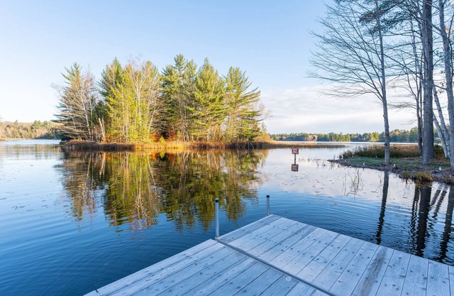 Hiawatha Snow'd Inn: Fall Colors and Lakeside Comfort Awaits