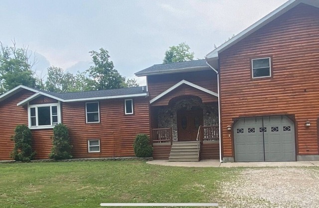 Hickey Creek Retreat Secluded Log Home - 7 miles from Pictured Rocks Lake shore