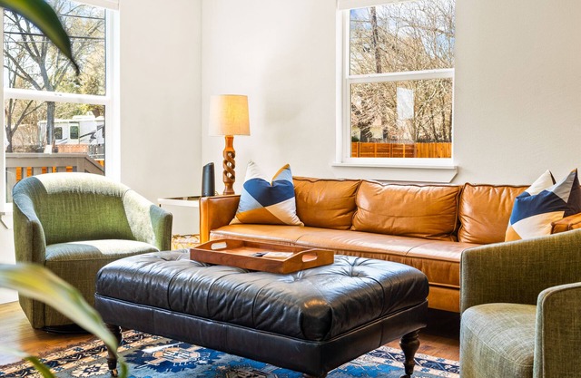 Hickory House - Family/Group and Pet-Friendly Retreat Near Lockhart Square!