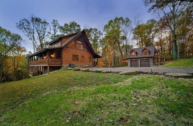 Hickory Ridge-Cabin less than 10 miles away from main state parks.