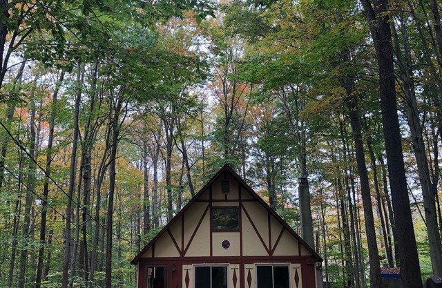 Hidden Chalet in the Poconos- Arrowhead Lake!