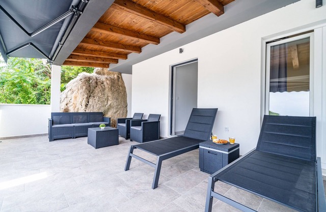 Hidden Gem Apartment - Two Bedroom Apartment with Terrace and Sea View