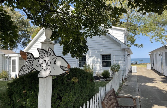 HIDDEN GEM - COZY 1 BEDROOM LAKEFRONT HOME/COTTAGE