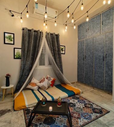 Hidden Gem - Fully Furnished 1BHK with Café Lights & Canopy, AC & Fast Wifi