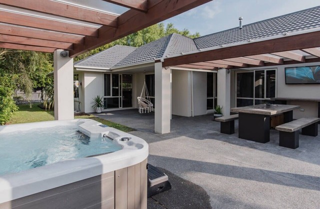 Hidden Gem of Christchurch - Sleeps 13