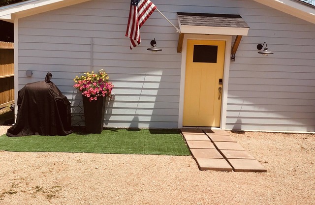 Hidden Gem "Yellow Door Cabana"