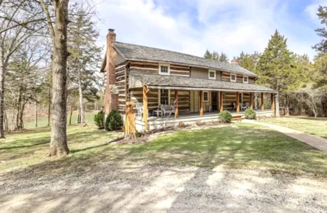 Hidden Lake Log Cabin sleeps 18 - fire pit, double kitchens, outdoor seating