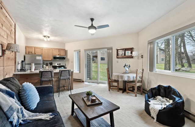 Hidden Valley Mountain Condo - pool, golfing, hiking!