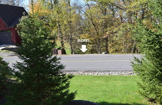 Hidden Valley Ski Condo- Walk across the street to the slopes!
