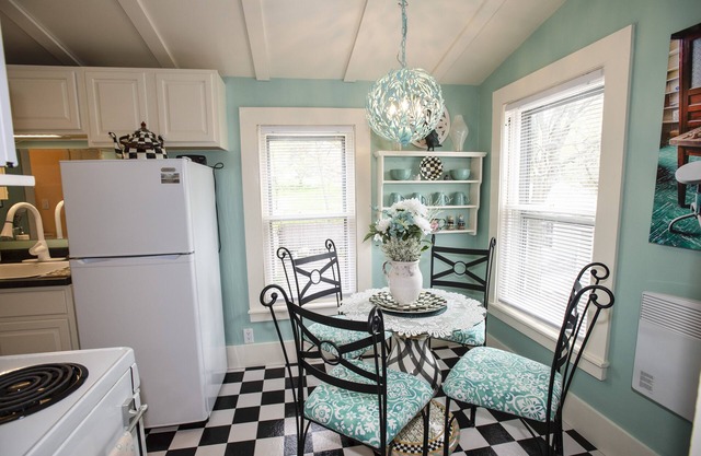 Hide-Away Apartment in the Heart of the Village of Aurora
