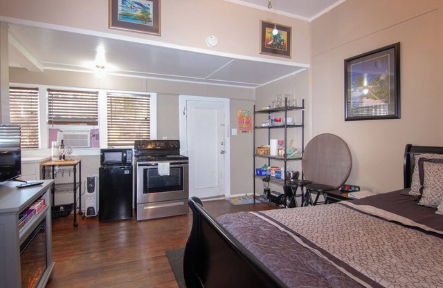 Hide-Away: Downtown Pensacola, North Hill Studio