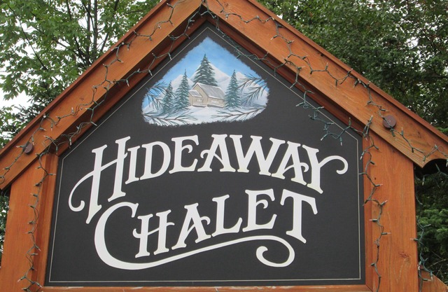 Hideaway Chalet-Sleeps 24 Perfect location 2min to ski slopes HOT TUB