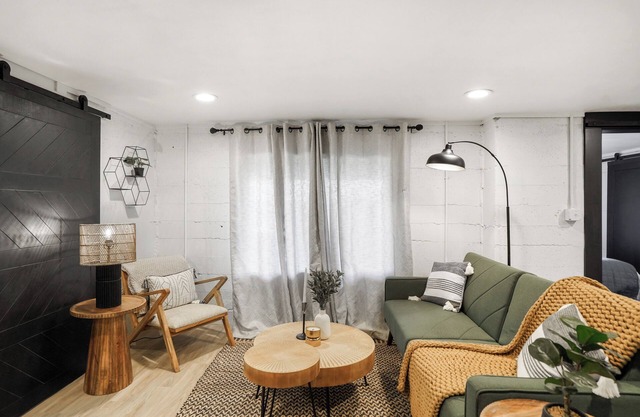 ~Hideaway~ Cozy Basement: 1bed+Studio+Office-Salem