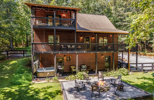 Hideaway in Ellijay! Game room, hot tub, convenient access