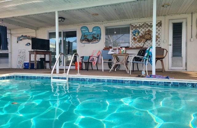 Hideout just out of Sanibel & Ft Myers Beach traffic Private heated pool