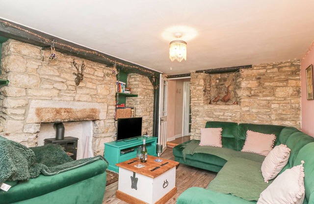 HIGGLEDY PIGGLEDY COTTAGE, pet friendly, with a garden in Swanage