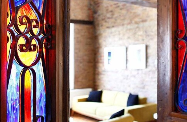 High ceilings, first floor & ideal location
