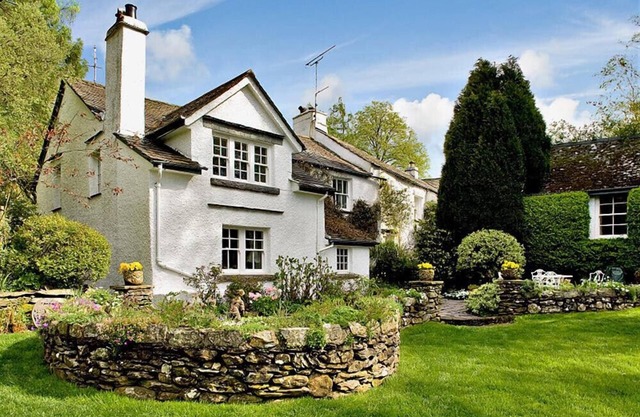 HIGH CLEABARROW, pet friendly, with open fire in Windermere