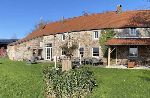 High-comfort gîte with lots of charm for 12/14 people, sauna.