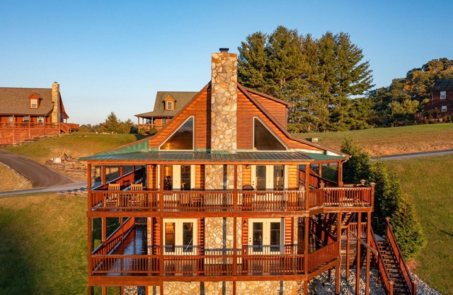 High Country Cabin - Best VIEWS abound! See NC/TN/VA mountains from all levels!