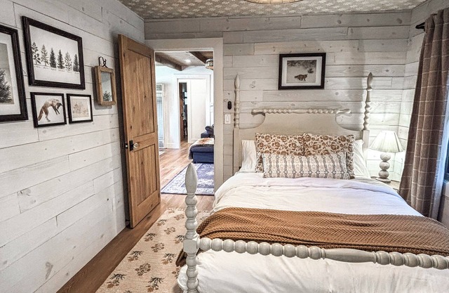 High End Design Lakeview Cabin Walk to Beaches + Restaurants