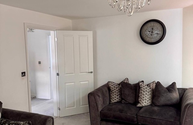 High end Spacious 4 Bedroom - free parking and free WiFi/Big Garden