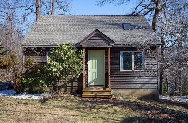 High Meadows-King BR, fireplace, jacuzzi, kitchen